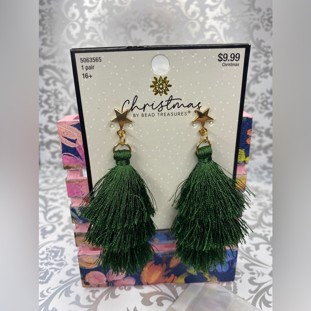Pine Tree Style Strand with Gold-Tone Star Earrings